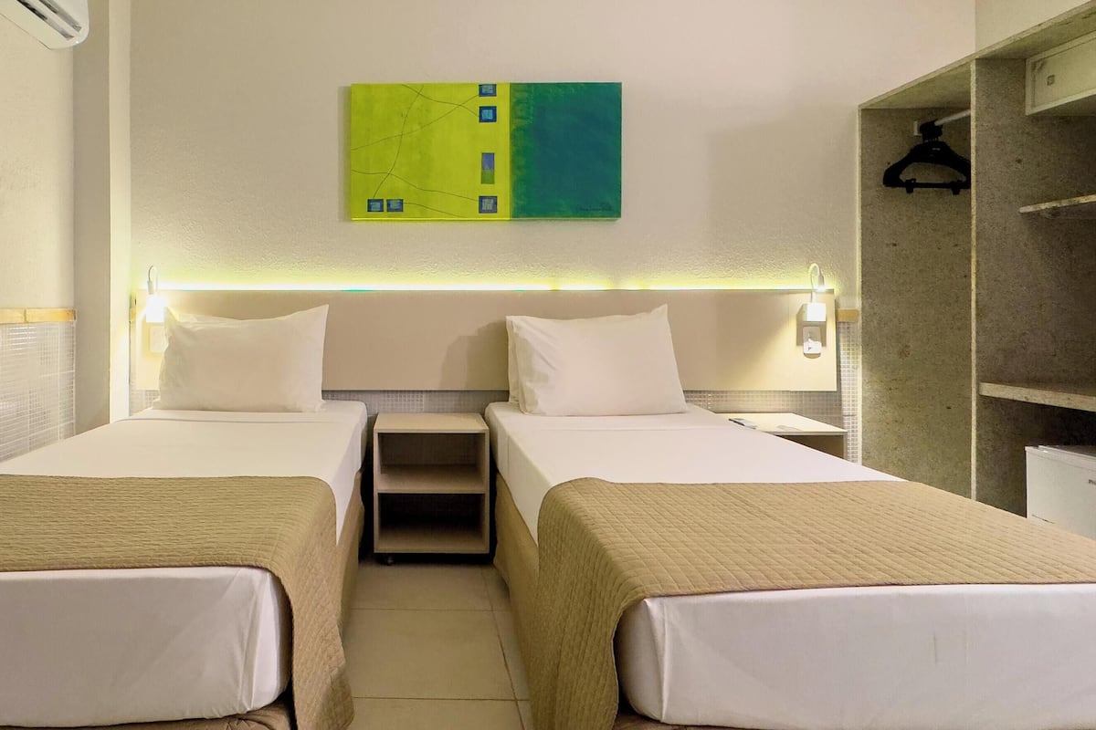 Minibar, caja de seguridad en la habitación y escritorio