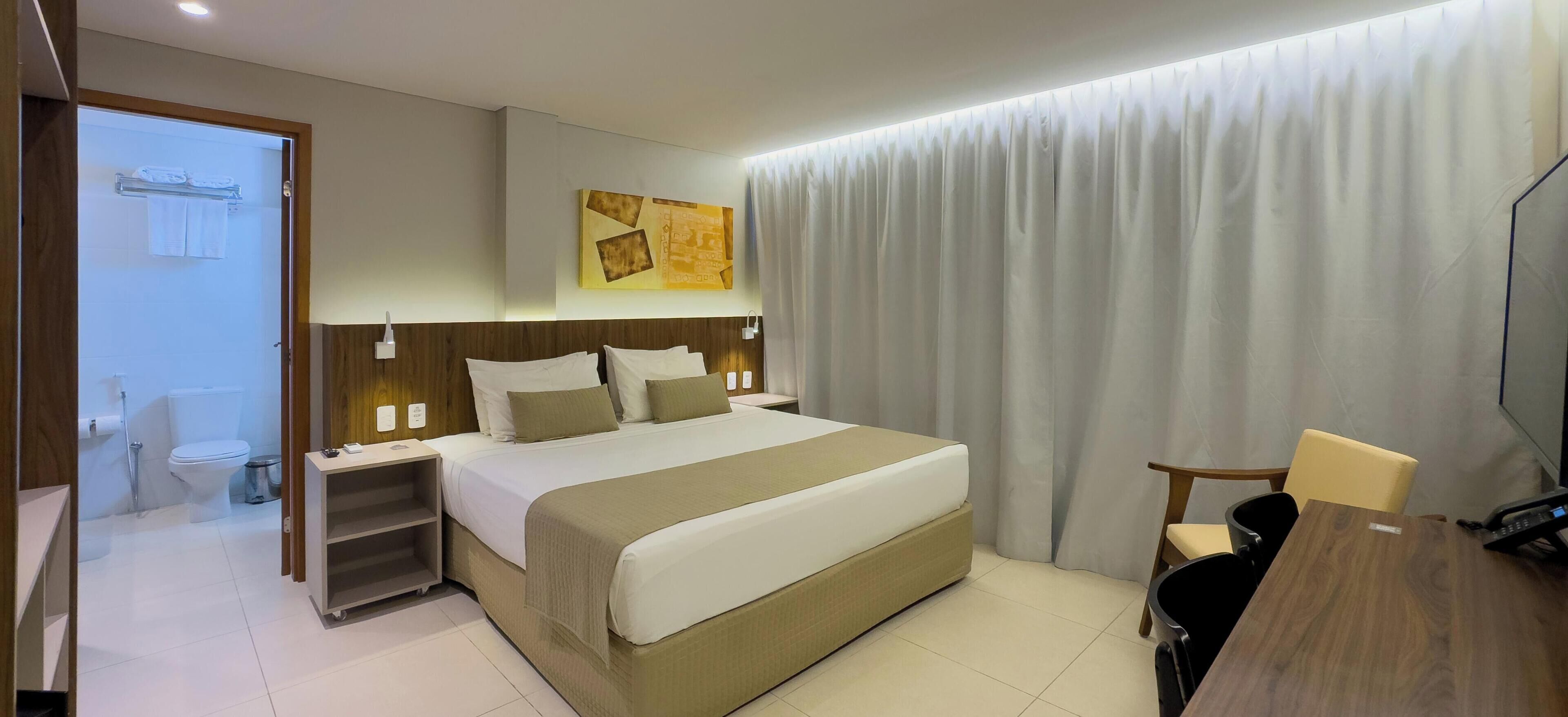 Minibar, caja de seguridad en la habitación y escritorio 