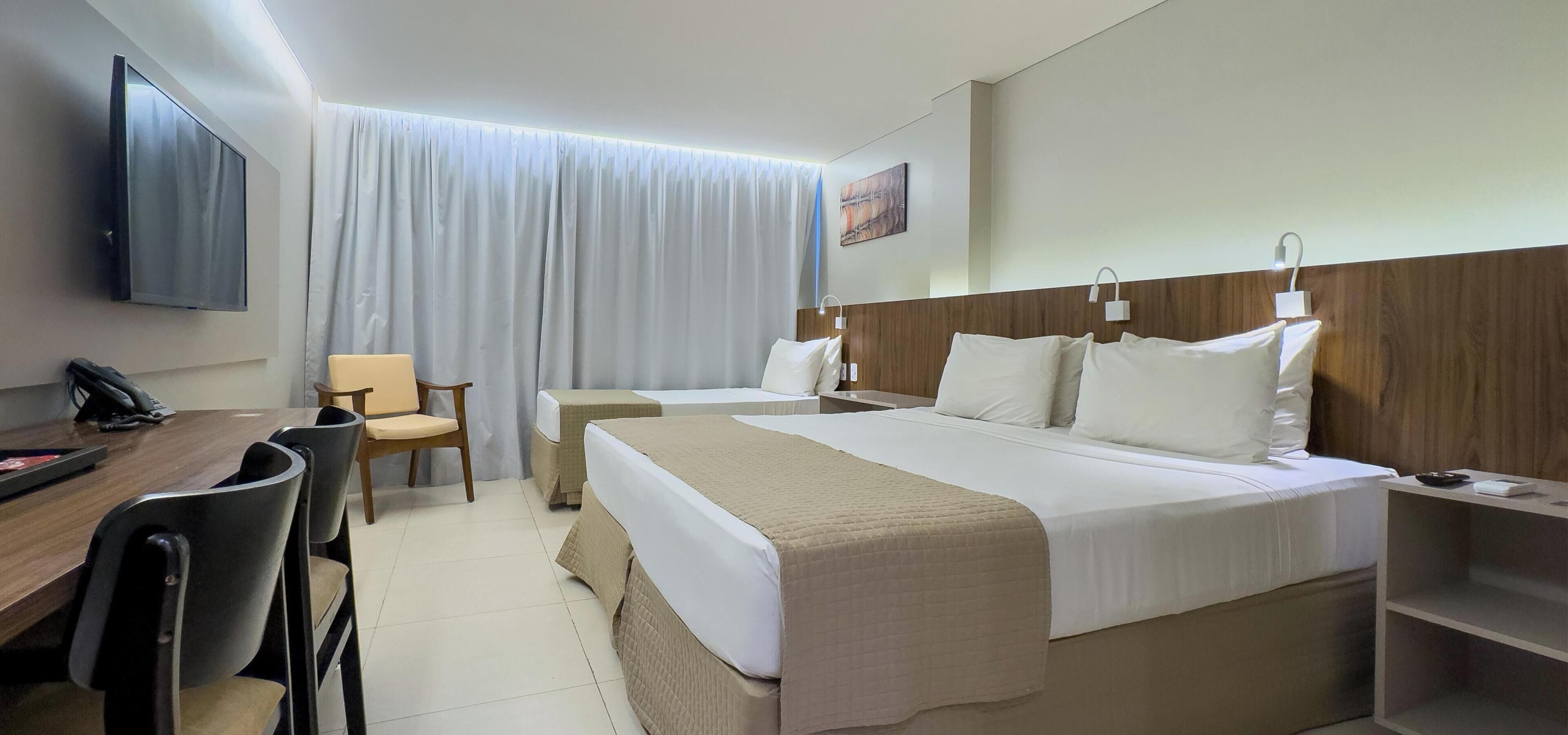 Minibar, caja de seguridad en la habitación y escritorio 