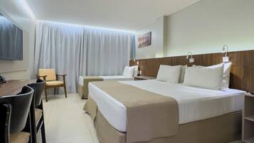 Kolmen hengen deluxe-huone | Minibaari, tallelokero huoneessa, työpöytä