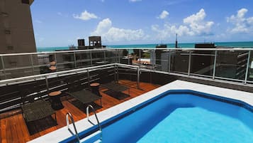 Minibar, coffres-forts dans les chambres, bureau