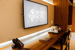 Minibar, in-room safe, desk, laptop workspace - Smart Hotel (João Pessoa)