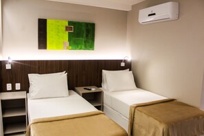 Minibar, caja de seguridad en la habitación y escritorio 