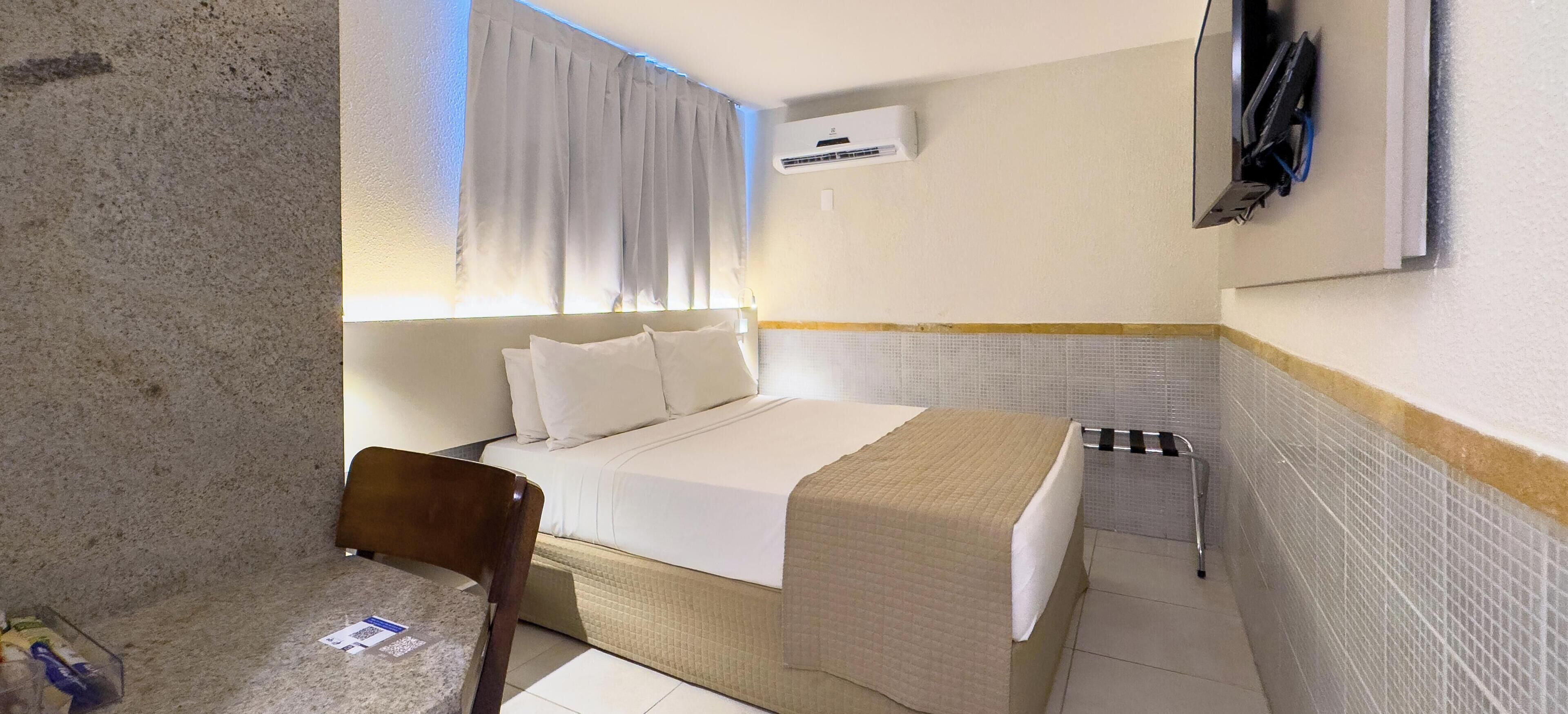 Minibar, caja de seguridad en la habitación y escritorio 