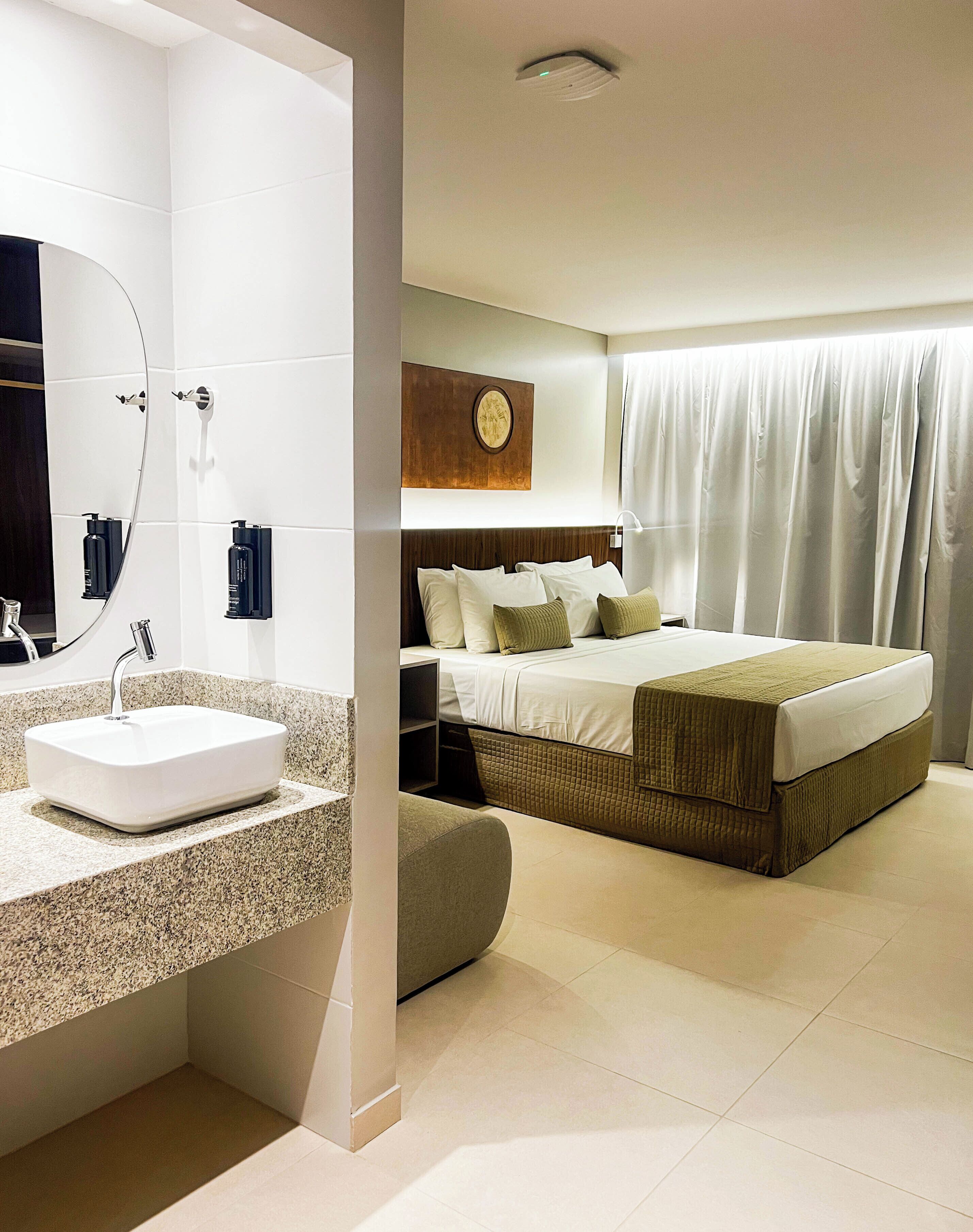 Minibar, caja fuerte, escritorio y espacio para trabajar con un portátil