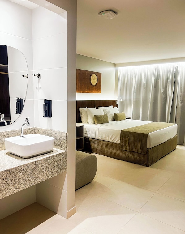 Minibar, in-room safe, desk, laptop workspace - Smart Hotel (João Pessoa)