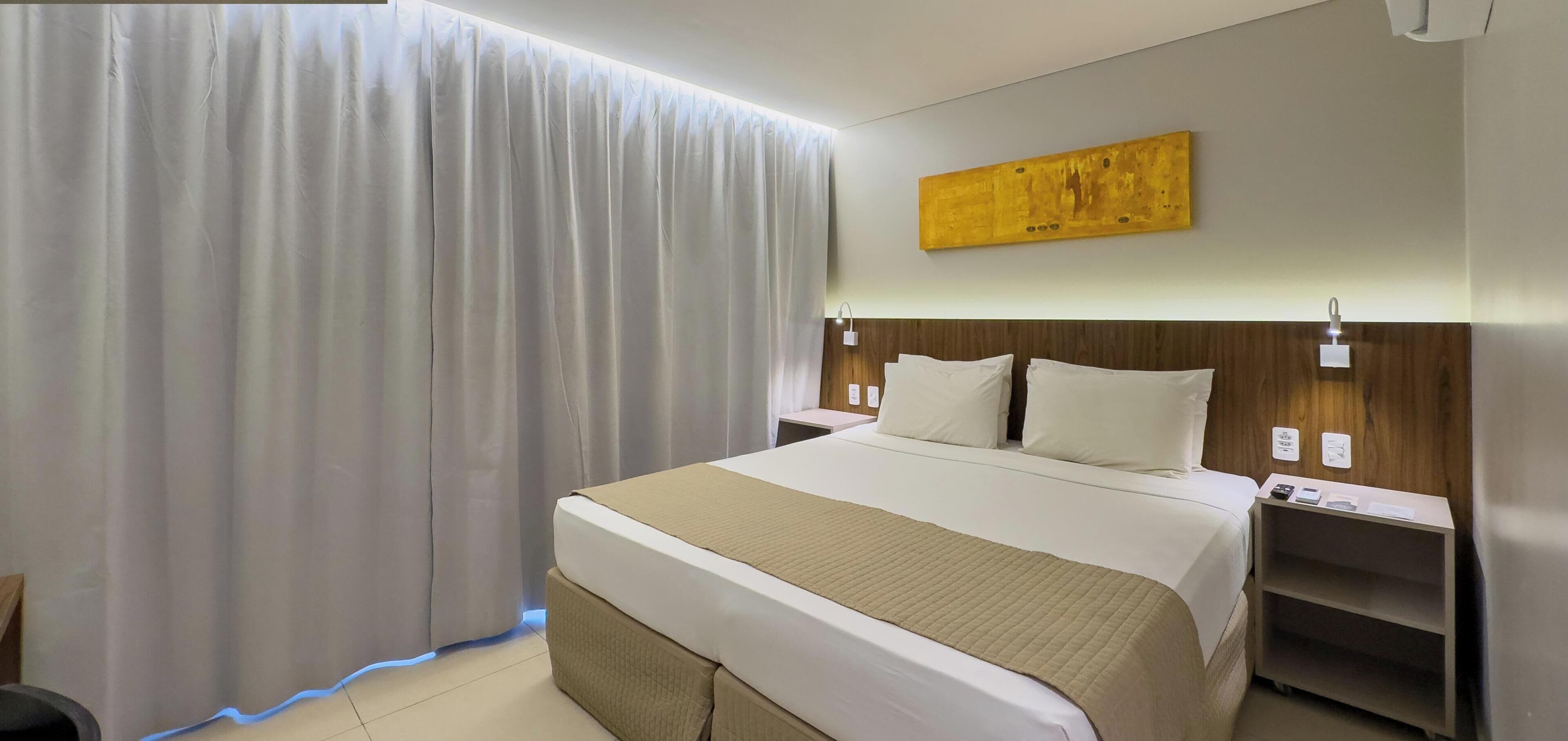 Deluxe dubbelrum - 1 queensize-säng | Minibar, värdeförvaringsskåp på rummet och skrivbord