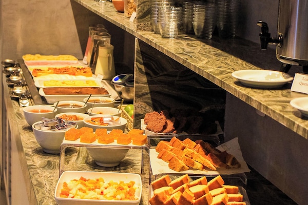 Café da manhã com buffet grátis todos os dias