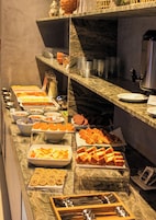 Café da manhã com buffet grátis todos os dias