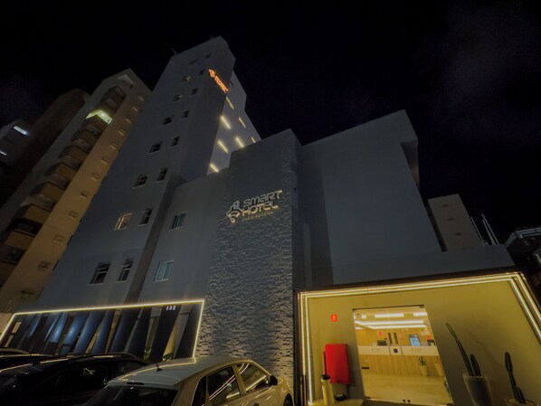 A modern hotel with a prominent sign reading "SMART HOTEL JOÃO PESSOA" and a well-lit entrance. - Smart Hotel (João Pessoa)