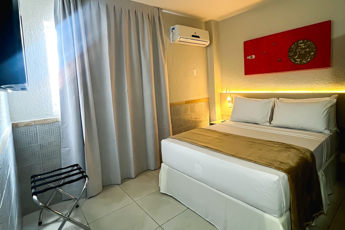 Standard Single Room, 1 Double Bed | Minibar, in-room safe, desk, laptop workspace
