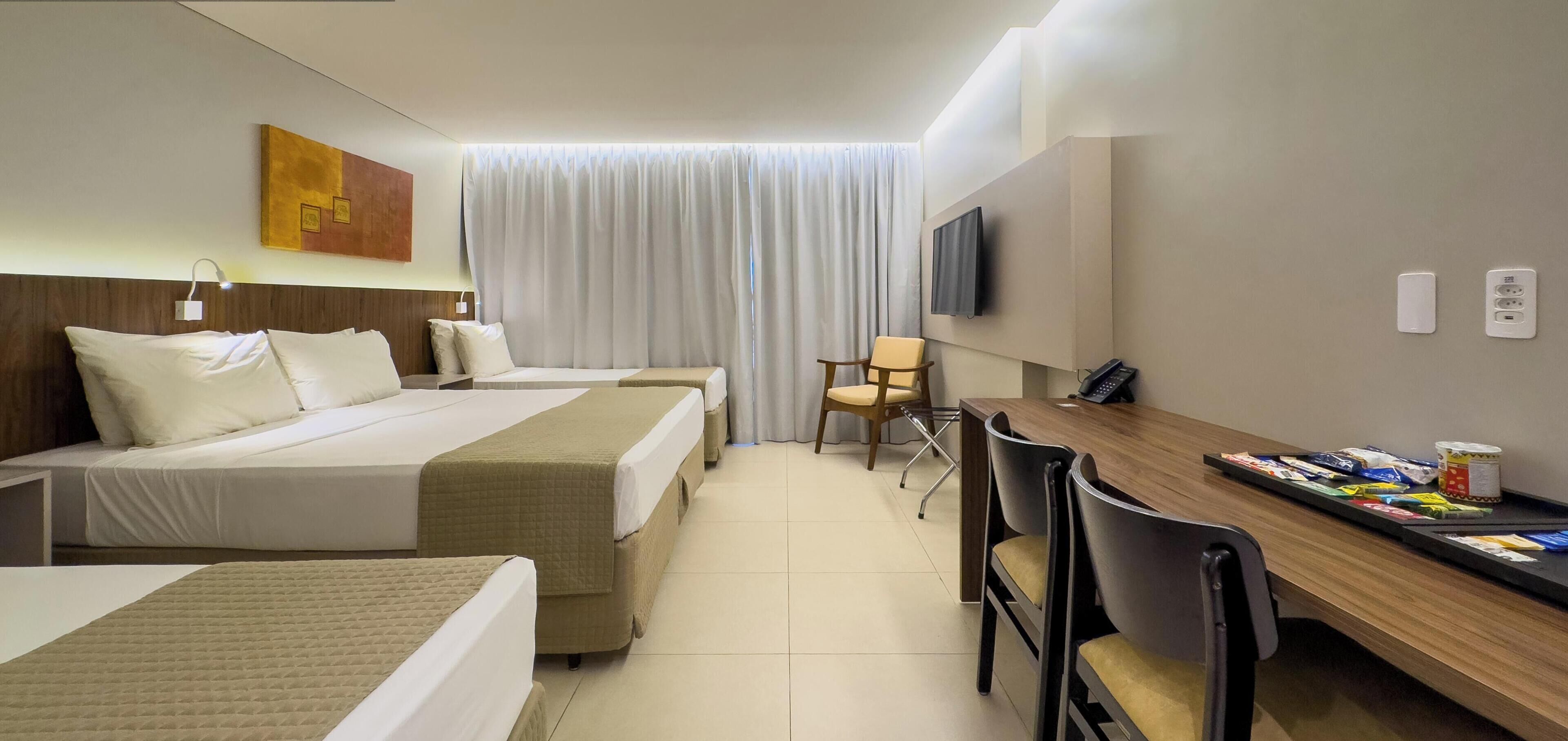 Minibar, caja de seguridad en la habitación y escritorio 