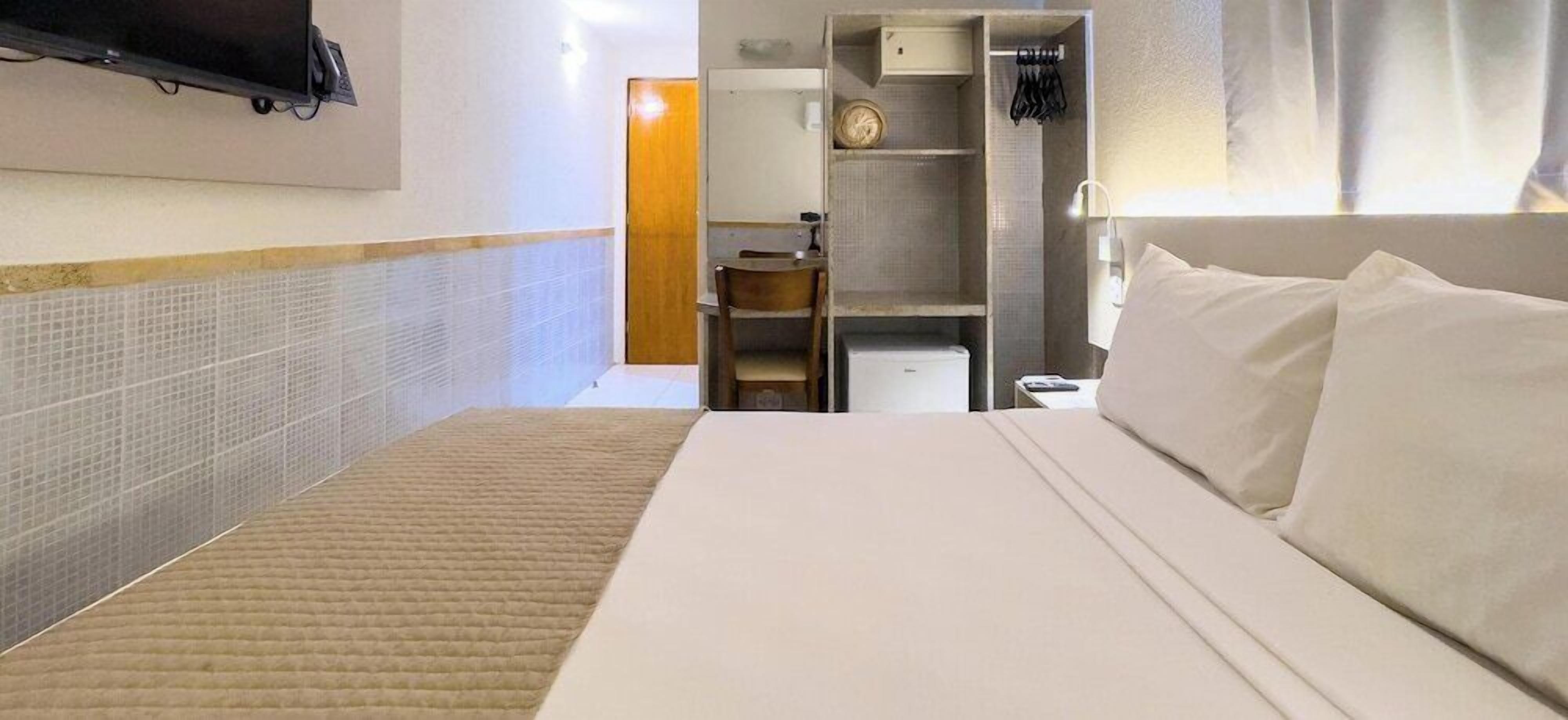 Minibar, két bảo mật tại phòng, bàn 