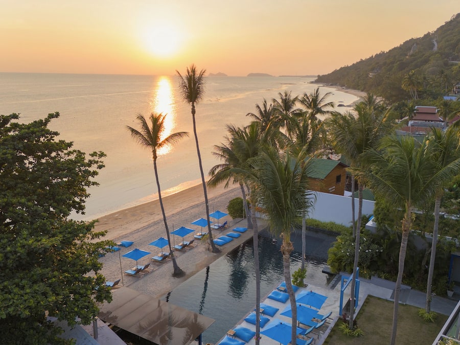 Outdoor pool, pool umbrellas, sun loungers