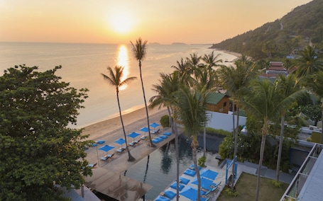 Outdoor pool, pool umbrellas, sun loungers. Explorar Koh Phangan - Adults Only Resort and Spa