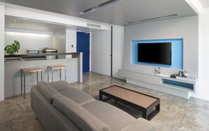 Sea View Suite | Een minibar, een kluis op de kamer, verduisterende gordijnen