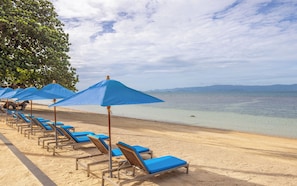 On the beach, sun-loungers, beach towels, kayaking - Explorar Koh Phangan - Adults Only Resort and Spa (Ko Pha-ngan)