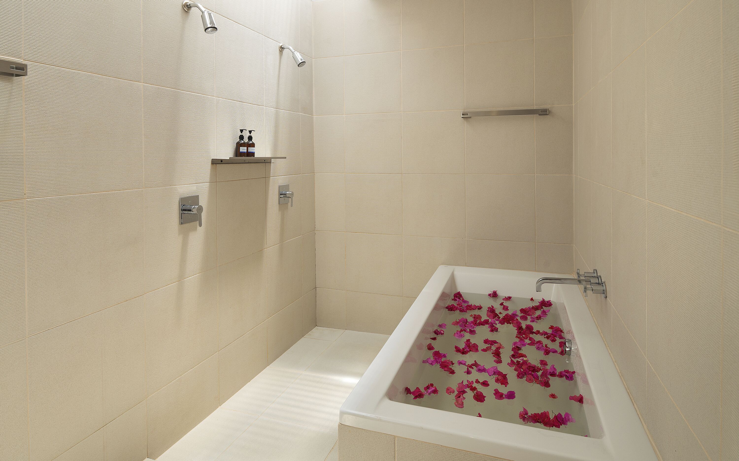Deluxe Pool View Room with Terrace | Bathroom | Free toiletries, hair dryer, bathrobes, bidet