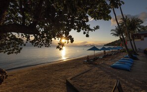 On the beach, sun-loungers, beach towels, kayaking - Explorar Koh Phangan - Adults Only Resort and Spa (Ko Pha-ngan)