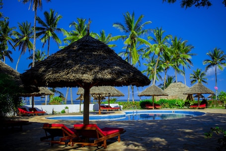 Piscine extérieure, parasols de plage, chaises longues. Antonio Beach Hotel and Spa