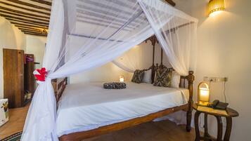 Deluxe Double Room, Sea View | Minibar, in-room safe, individually decorated, individually furnished