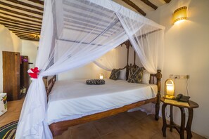 Deluxe Double Room, Sea View | Minibar, in-room safe, individually decorated, individually furnished