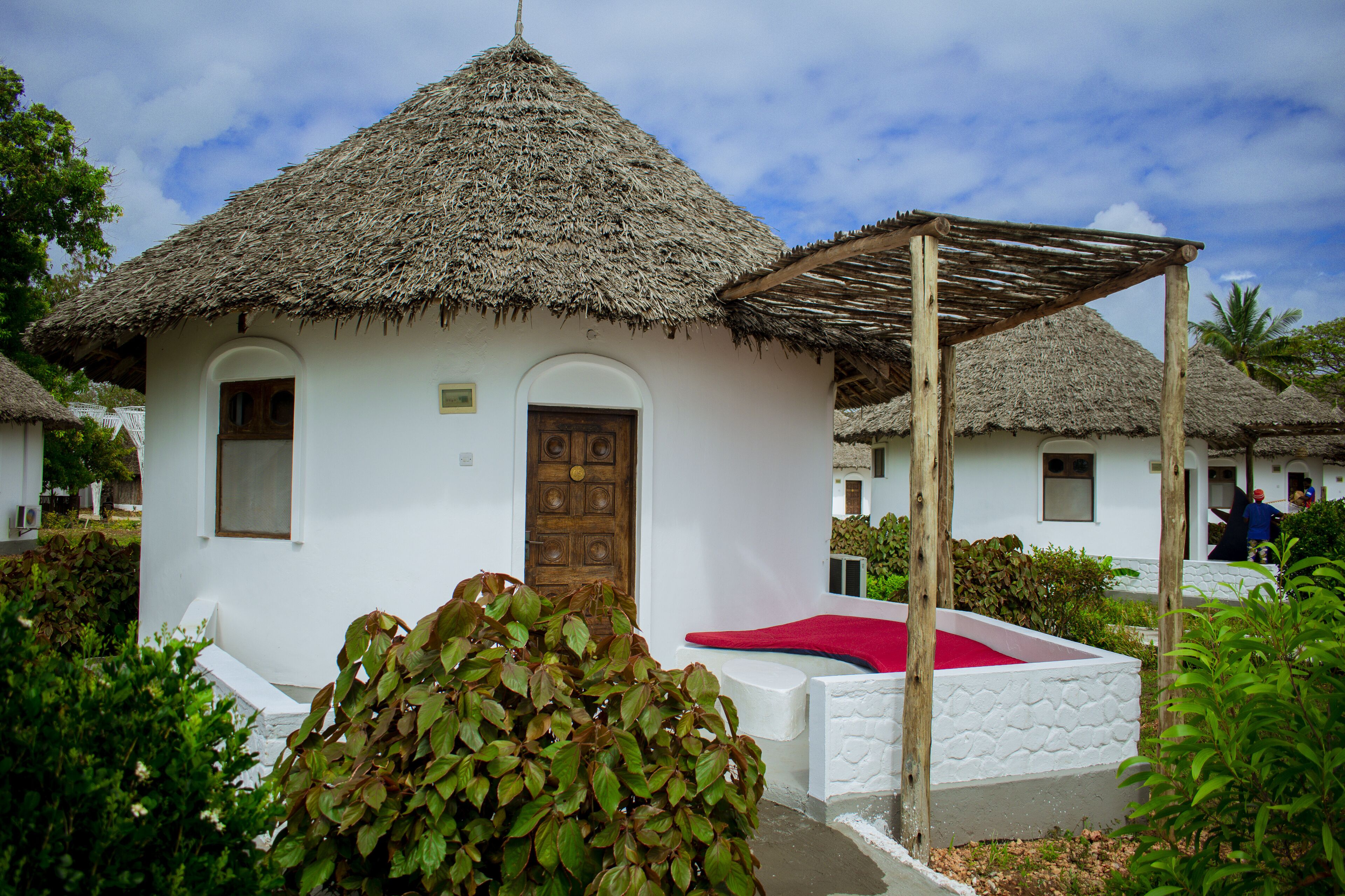Minibar, caja de seguridad en la habitación y decoración personalizada 