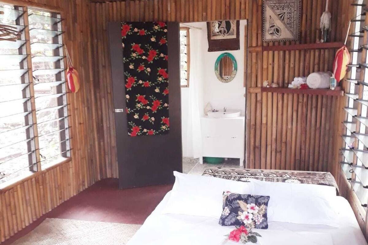Cabaña básica | Caja de seguridad en la habitación y decoración personalizada 