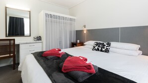 1 bedroom, desk, iron/ironing board - Hibiscus Crown (Norfolk Island)
