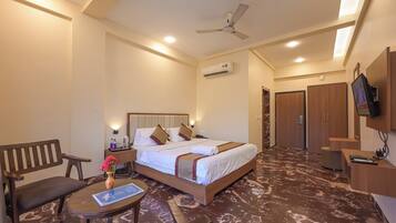 Deluxe Room | Desk, blackout curtains, free WiFi, bed sheets