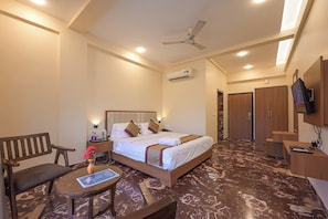 Desk, blackout curtains, free WiFi, bed sheets - Hotel Aristro (Mawal)