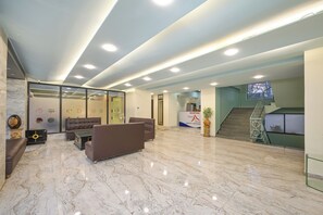 Coin salon dans le hall