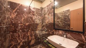 Deluxe Room | Bathroom | Shower, rainfall showerhead, free toiletries, towels