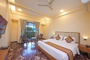Deluxe Room - Hotel Aristro (Mawal)