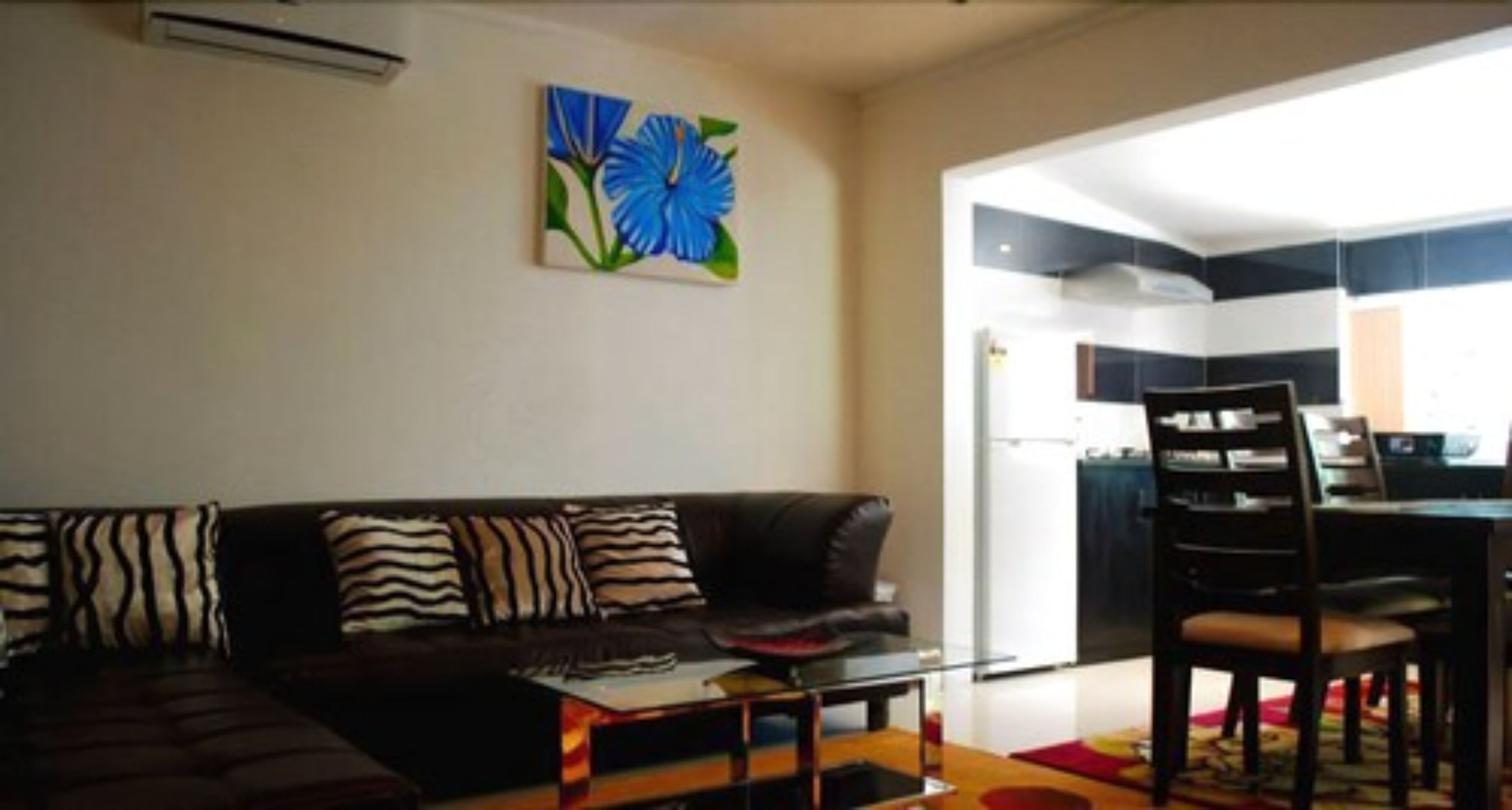 Deluxe Apartment, 1 Bedroom | Living room | TV