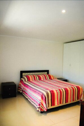 Departamento, 2 habitaciones | Tabla de planchar con plancha, camas extra, wifi gratis y ropa de cama 