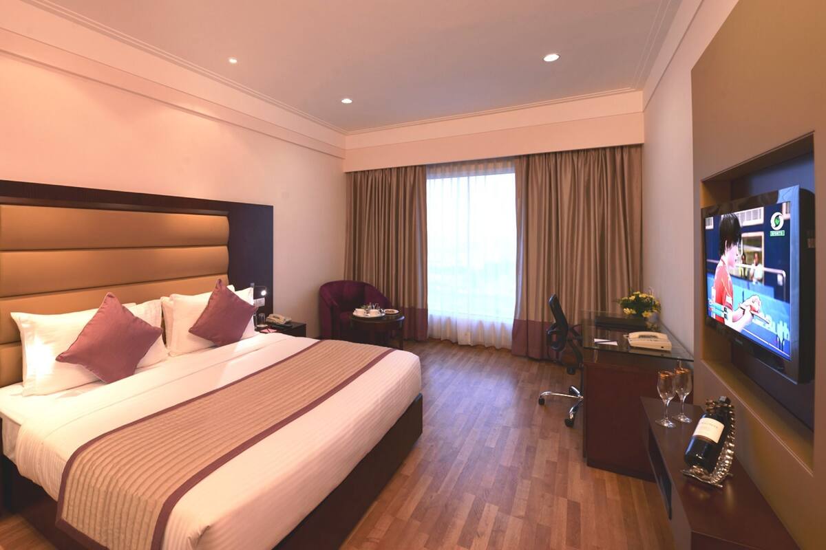 Egyptian cotton sheets, premium bedding, minibar, in-room safe