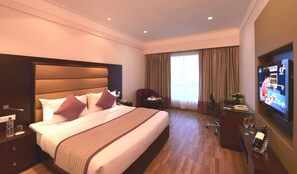 Egyptian cotton sheets, premium bedding, minibar, in-room safe - JP Hotel & Resorts (New Delhi)