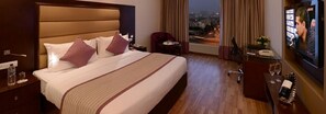 Egyptian cotton sheets, premium bedding, minibar, in-room safe - JP Hotel & Resorts (New Delhi)