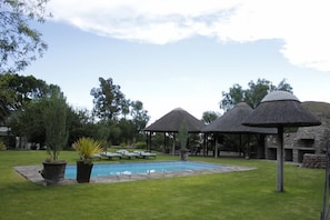 Kolam renang outdoor, dengan kursi berjemur