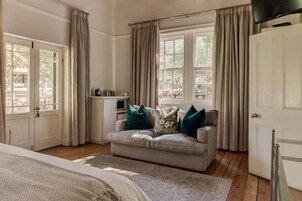 标准双人房 | 高档床上用品、客房内保险箱、办公桌、免费 WiFi