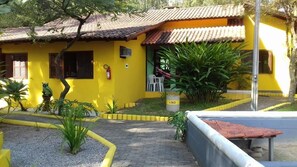 Espacio para trabajar con laptop, wifi gratis y ropa de cama 