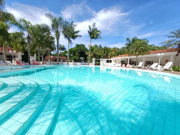 2 outdoor pools, open 9:00 AM to 9:00 PM, pool umbrellas, sun loungers - Chácara Rio Jordão (Florianópolis)