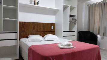 Espacio para trabajar con laptop, wifi gratis y ropa de cama