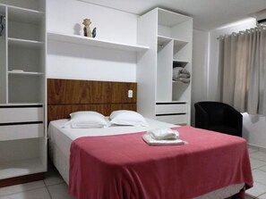 Espacio para trabajar con laptop, wifi gratis y ropa de cama 