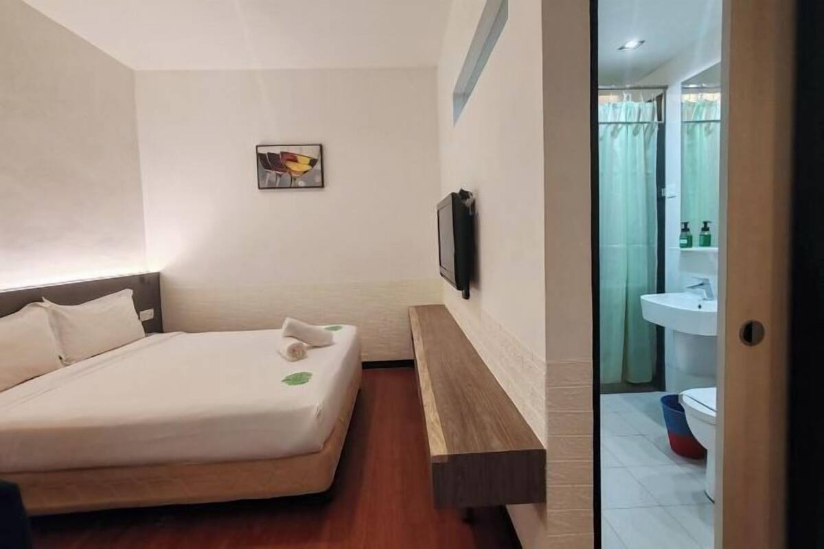 In-room safe, desk, iron/ironing board, free WiFi