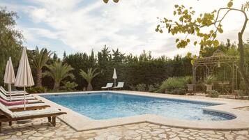 Piscine extérieure, chaises longues