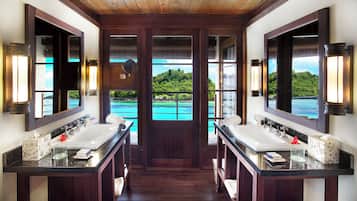 Baignoire et douche séparées, baignoire relaxante profonde