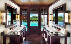 独立的浴缸和淋浴、深泡浴缸、大花洒淋浴喷头、名牌洗护用品