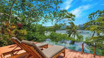 Superior-Villa, 1 Schlafzimmer, Meerblick | Pool | Außenpool, Sonnenschirme, Liegestühle